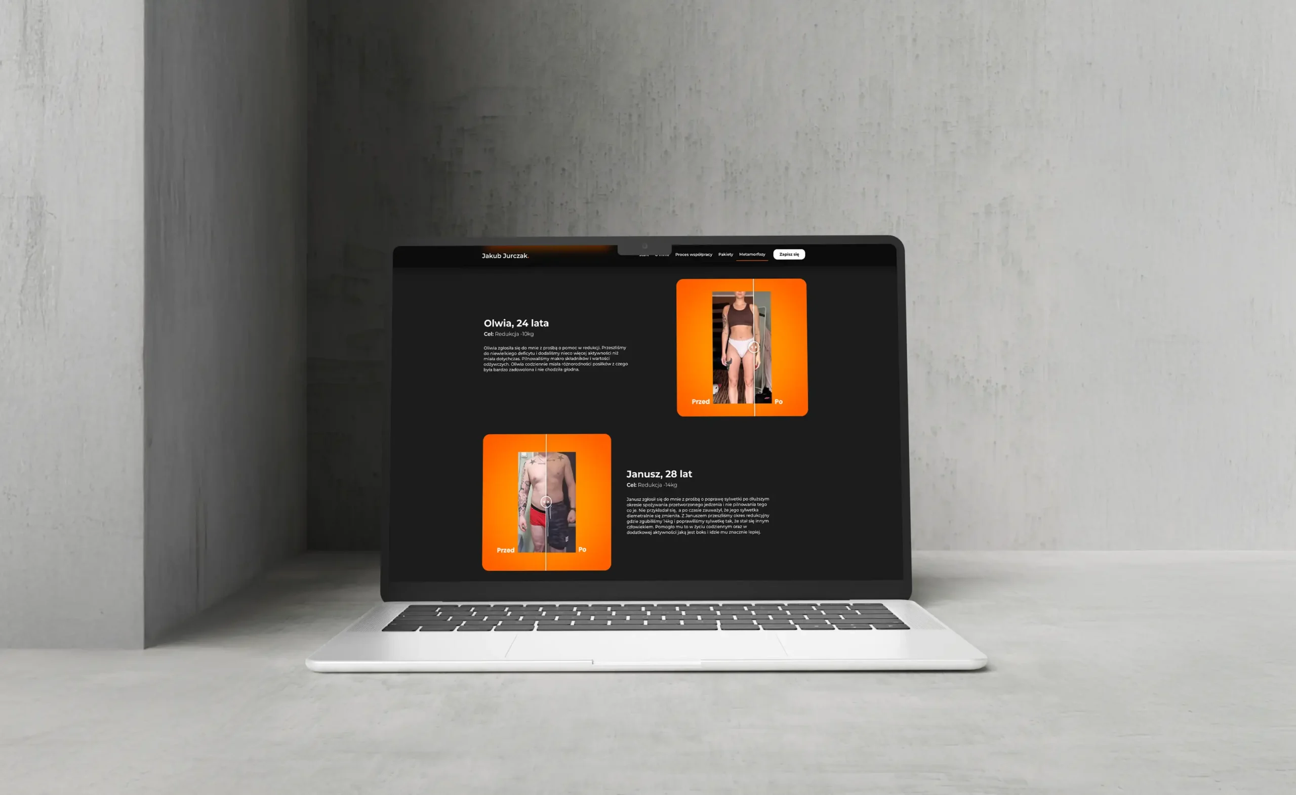 Responsywna strona internetowa trenera pokazana na laptopie.