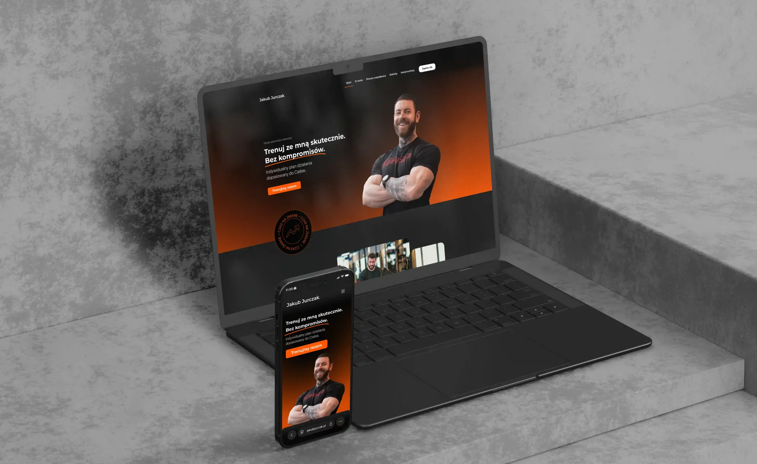 Responysnwa strona internetowa trenera personalnego pokazana na różnych urządzeniach