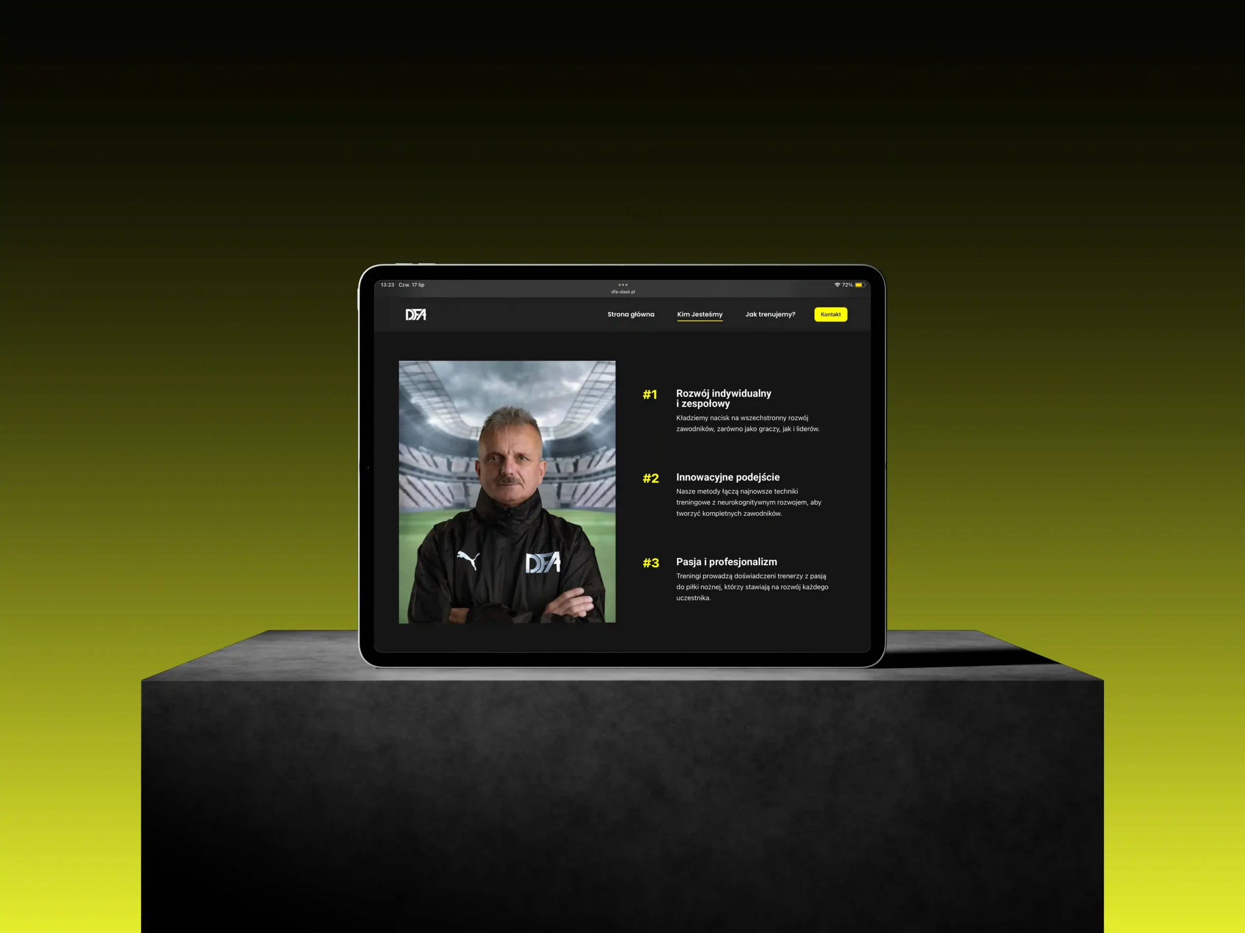 responsywna strona internetowa ukazana na ekranie tabletu.